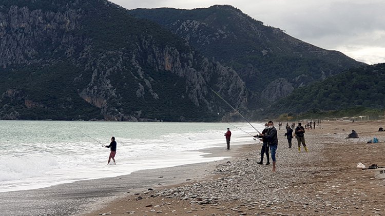 Balıklar çiftlikten kaçtı, oltasını alan sahile koştu