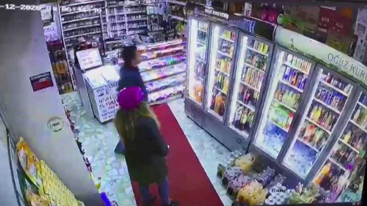 Önce büfe sahibini soydu sonra dikkat dağıtmak için soyundu