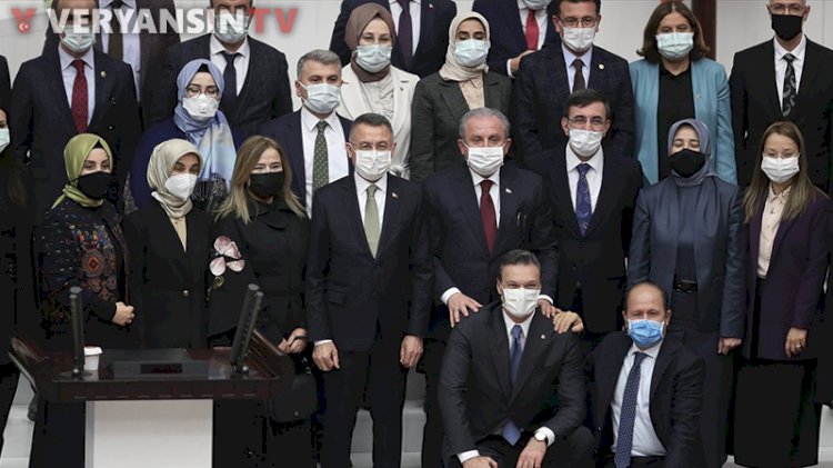 Meclis'te vekiller sosyal mesafe kurallarını unuttu