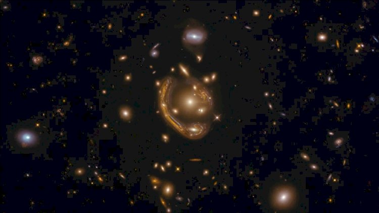 Evrenin derinliklerinde devasa Einstein halkasını görüntüledi