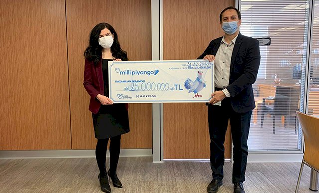 Milli Piyango'dan 25 milyon TL ikramiye kazanan talihli çekini teslim aldı