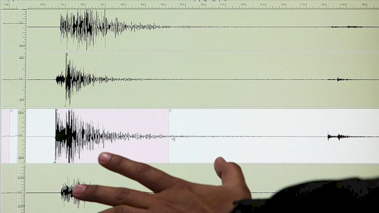 İzmir'de 4 büyüklüğünde deprem