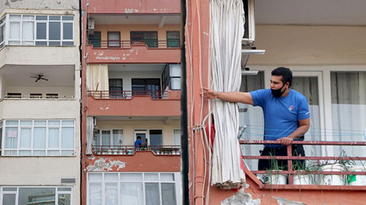Bitişikteki bina yıkılırken, kendi binaları hasar gören vatandaşlar sokakta kaldı