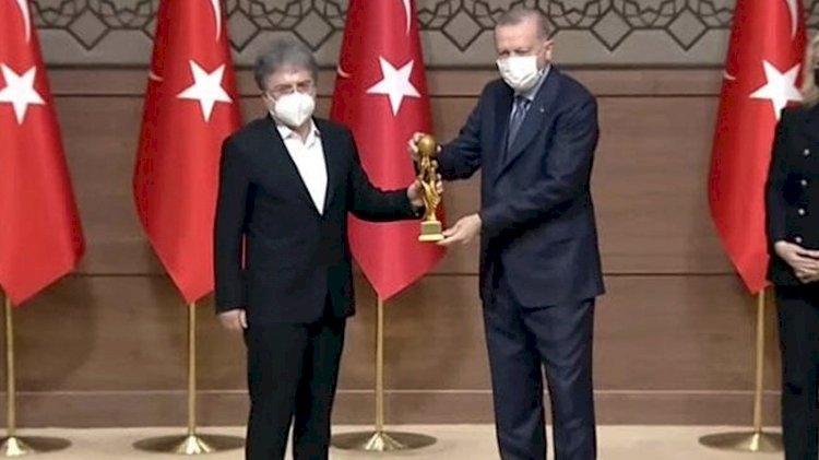 Ahmet Hakan 'Medya Oscarı' ödülünü Erdoğan'ın elinden aldı