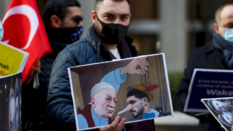 Wall Street Journal önünde Enes Kanter protestosu