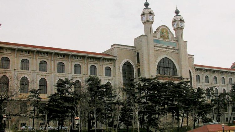 Çocuk istismarından tutuklandığı ortaya çıkan bölüm başkanı istifa etti