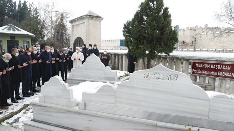 Erdoğan, Necmettin Erbakan'ın kabrini ziyaret etti