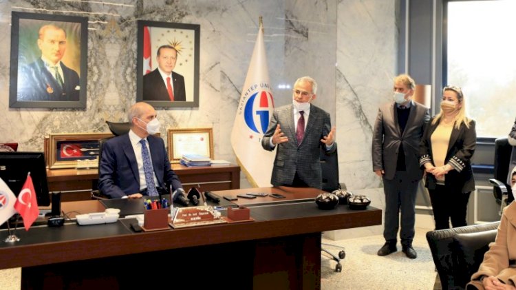 AKP'li Numan Kurtulmuş rektörün koltuğunda, rektör ayakta!