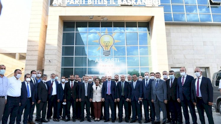 Korona kuralları hiçe sayıldı... Bakan ziyaretinde 33 kişi yan yana