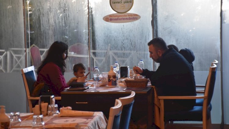 Dışarıda yeme içme yasağını böyle deliyorlar
