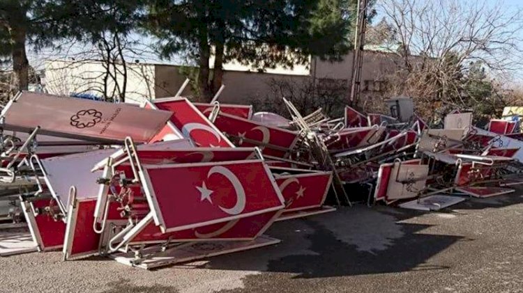 Türk bayraklı panoların atılmasına soruşturma