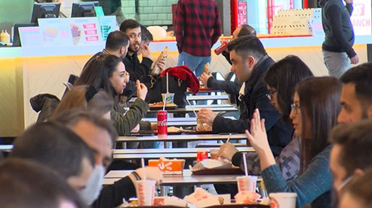 Kısıtlamalar kalktı: AVM'lerin yemek katları doldu taştı