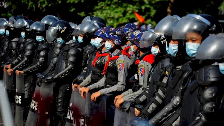 Myanmar'da polis protestoculara karşı gerçek mermi kullandı: 6 ölü