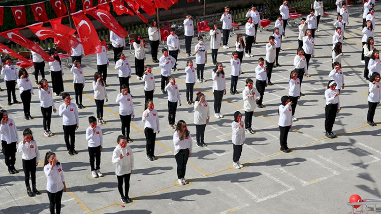 100 öğrenci işaret dili ile İstiklal Marşı okudu
