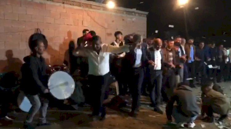 Kısıtlama saatinde mahalle düğünü yaptılar