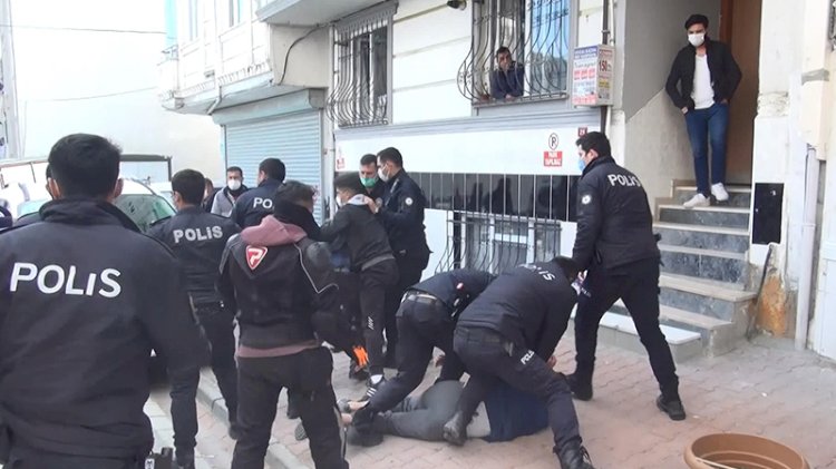 Sokak ortasında meydan muharebesi: Balta ve sopalarla birbirlerine girdiler