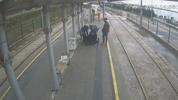 Güvenlik görevlisi, duraktaki yolcuya kalp masajı yaptı