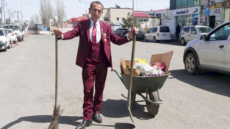 Yaptığı işe saygı duyan, örnek çalışan: Cadde ve sokakları 21 yıldır takım elbiseyle temizliyor