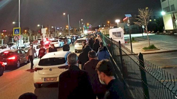Ankara'da gece yarısı aşı kuyruğu