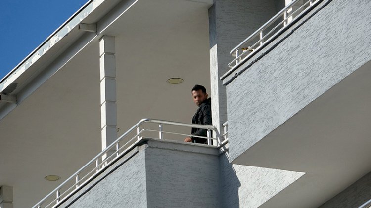 Boşanma aşamasındaki eşini öldürdü: Polisi görünce balkona çıkıp intihara kalkıştı