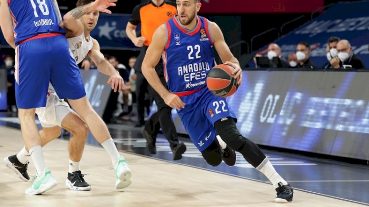 Anadolu Efes, seride 1-0 öne geçti