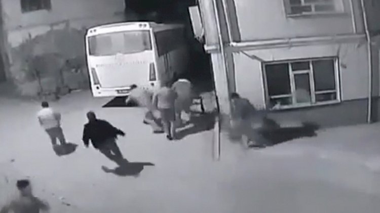 Kısıtlamayı ihlal edenler jandarmadan böyle kaçtı