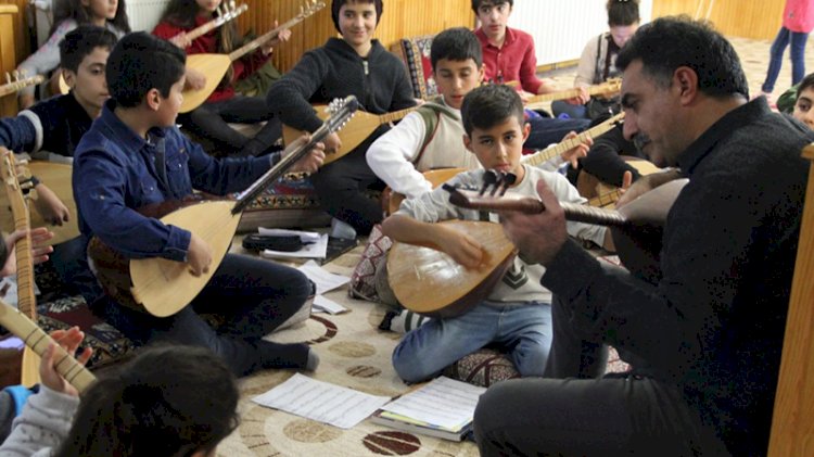 Köy köy dolaşıp, bağlama öğreten Erdal Erzincan'ın kitabı 23 Nisan'da çocuklarla buluşuyor