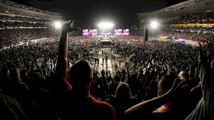 50 bin kişilik dev konser: Maske, mesafe yok
