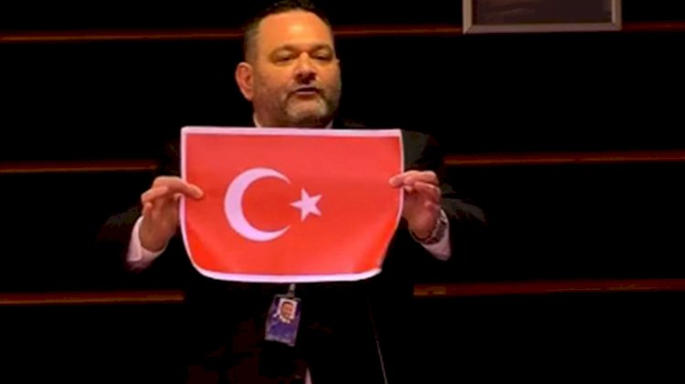 Türk bayrağı yırtan ırkçı parlamenterin cezası belli oldu