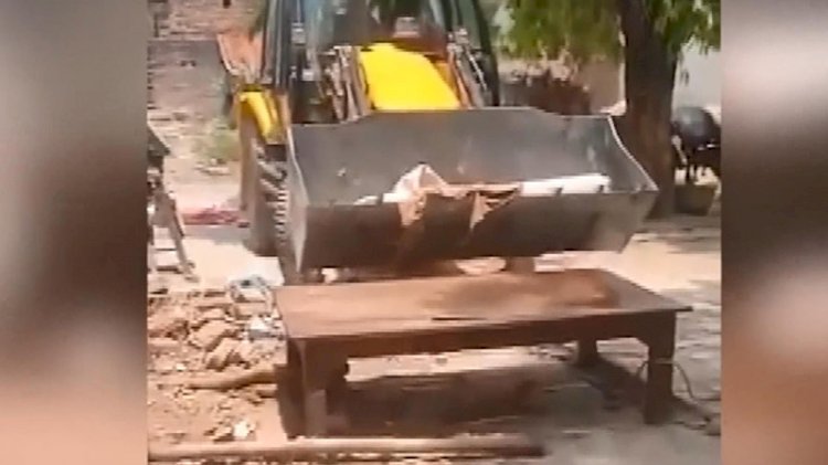 Hindistan’da koronavirüs kurbanları dozerlerle taşınıyor