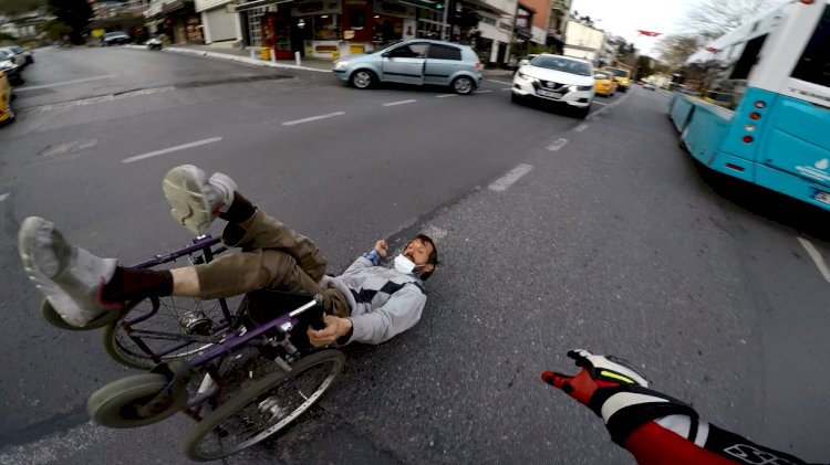 İnsanlık ölmüş! Trafiğin ortasına düşen engelliyi seyretmekle kaldılar