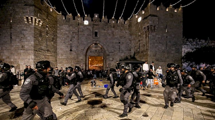 İsrail polisi, Şam Kapısı'nda toplanan Filistinlilere ses bombalarıyla müdahale ediyor