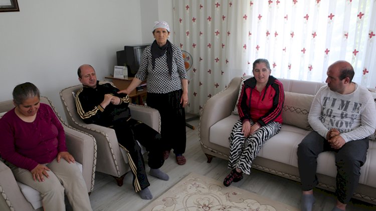 Fedakar anne: 45 yıldır 4 engelli çocuğuna bakıyor
