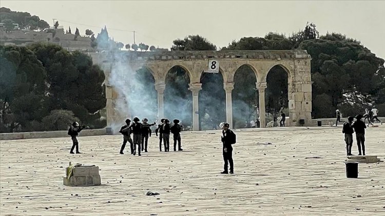 İsrail polisi Mescid-i Aksa’da Filistinlilere saldırdı