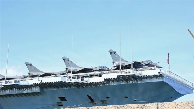 Fransız uçak gemisi Rum kesiminin Limasol Limanı'na demirledi