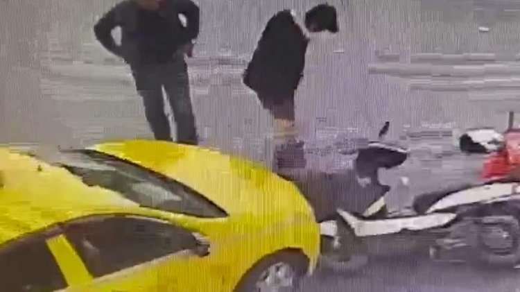 Kaza geçiren motokuryenin telefonunu çaldı