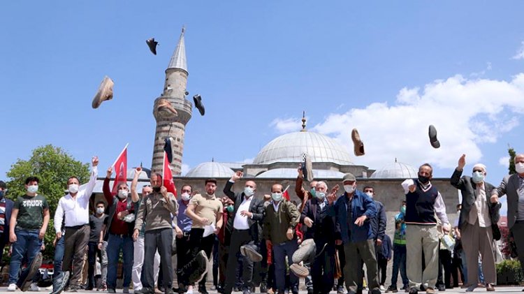 İsrail'i ayakkabılarını fırlatarak protesto ettiler