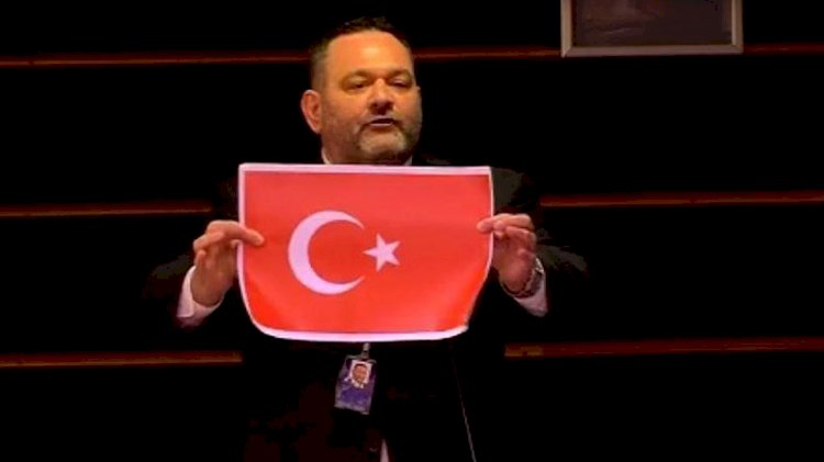 Türk Bayrağı’nı yırtan Lagos Yunanistan’a iade edildi