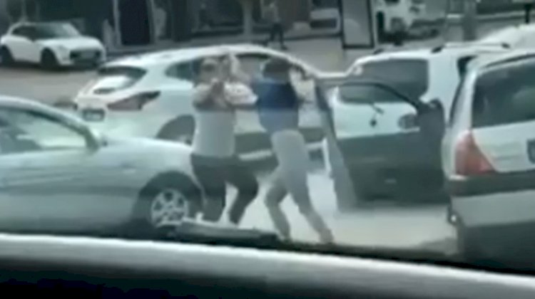 Kadın sürücüler saç saça baş başa girdi, trafik kilitlendi