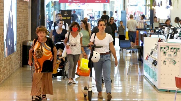 Bi ülkede daha kapalı alanlarda maske takma zorunluluğu da kaldırıldı