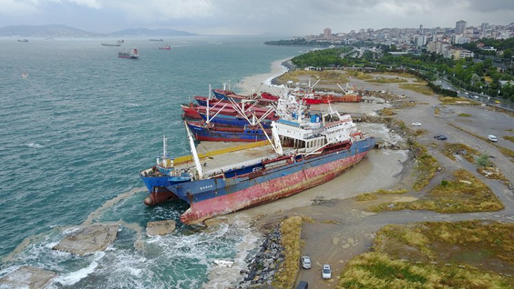 İstanbul'da sürüklenen gemi kıyıdaki gemiye yaslandı