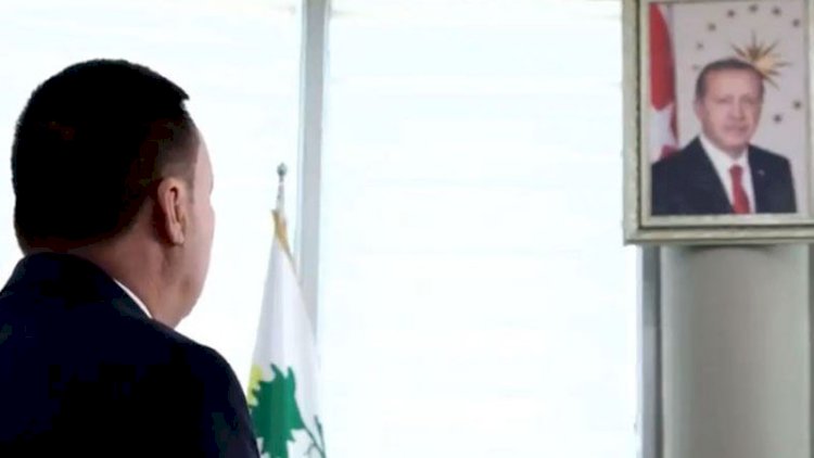 AKP’li başkandan Erdoğan portresi önünde saygı duruşu