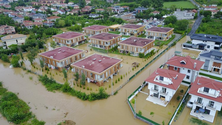 Marmara yağmura teslim... Dereler taştı, mahalleler sular altında kaldı