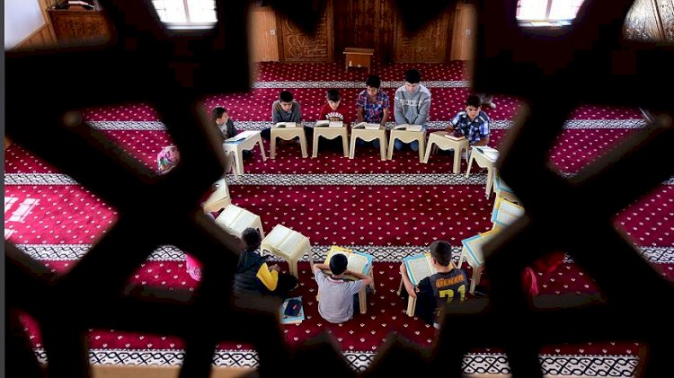 Kuran kursunda kapıya asılı bulunan çocuktan acı haber