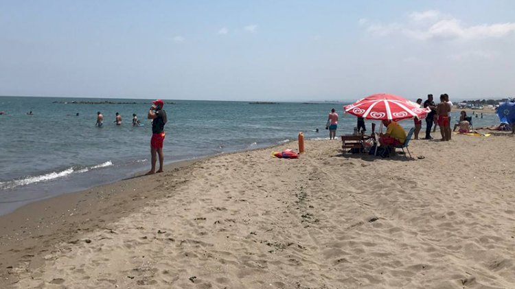 Denize girenler hastanelik oldu, sahil kapatıldı