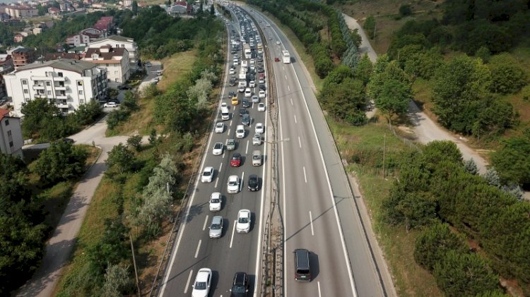 Bayramın ikinci gününde 10 kilometrelik araç kuyruğu