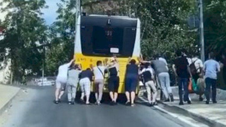 Arızalanan İETT otobüsünü yolcular böyle itti