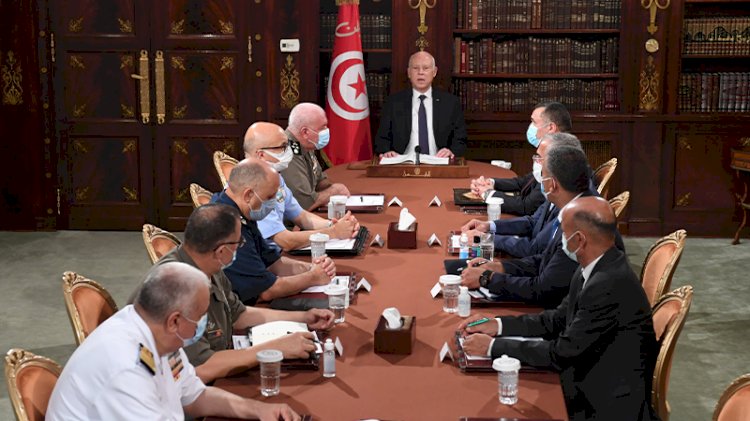 Tunus Cumhurbaşkanı yönetime el koydu