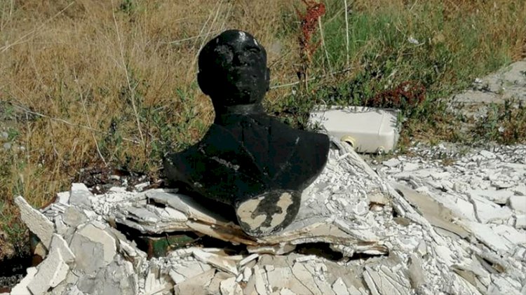 Atatürk büstü yakılarak çöpe atıldı