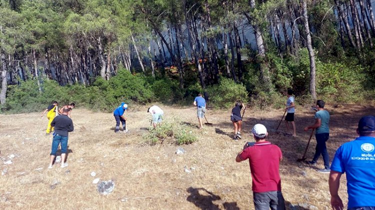 Marmaris'te halk yangına karşı seferberlik halinde